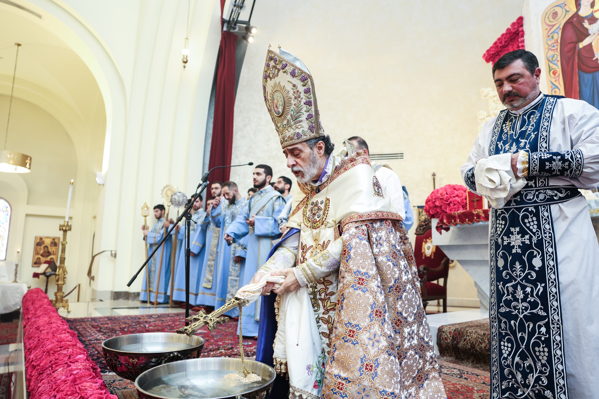 ԲԱՐՁՐԱՇՆՈՐՀ ՏԷՐ ՅՈՎՆԱՆ ԱՐՔ․ ՏԷՐՏԷՐԵԱՆԻ ՄԱՏՈՒՑԱԾ ԱՌԱՋՆՈՐԴԱԿԱՆ ՍՈՒՐԲ ՊԱՏԱՐԱԳՈՎ  ՔԱԼԻՖՈՐՆԻՈՅ ՄԷՋ ՄԵԾԱՀԱՆԴԷՍ ՏՕՆԱԽՄԲՈՒԹԵԱՄԲ  ՆՇՈՒԵՑԱՒ ՍՈՒՐԲ ԾՆՆԴԵԱՆ ՀՐԱՇԱՓԱՌ ՏՕՆԸ 