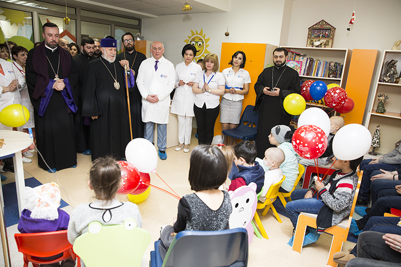 Ամենայն Հայոց Կաթողիկոսն այցելեց Ռ. Եօլեանի արիւնաբանական կենտրոնում բուժուող մանուկներին
