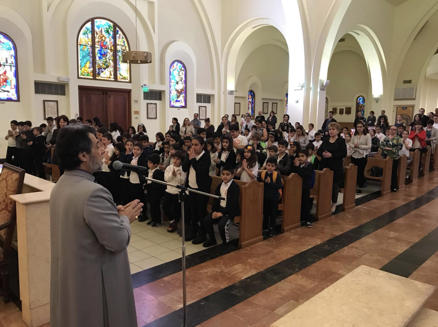 «Փոքրիկ հրեշտակներ» շաբաթօրյա դպրոցի  աշակերտներին իր օրհնությունը բաշխեց Արևմտյան Հայոց թեմի առաջնորդ, գրշն. Տ. Հովնան արք. Տերտերյանը