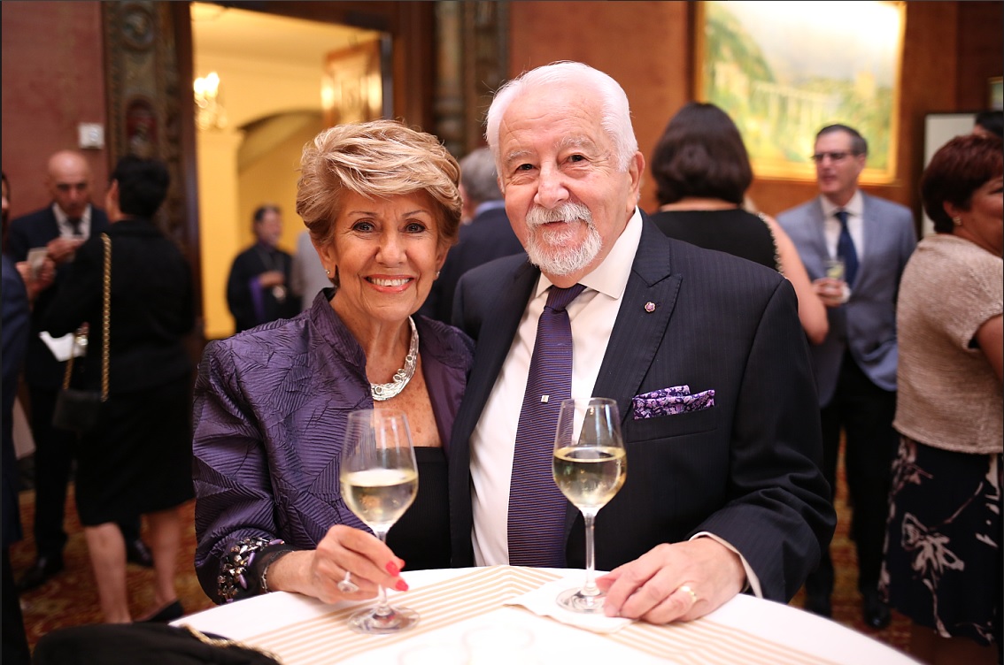 Ի Տեր Հանգյան Տեր եւ Տիկին Օննիկ եւ Կարմեն Կարավարյանները