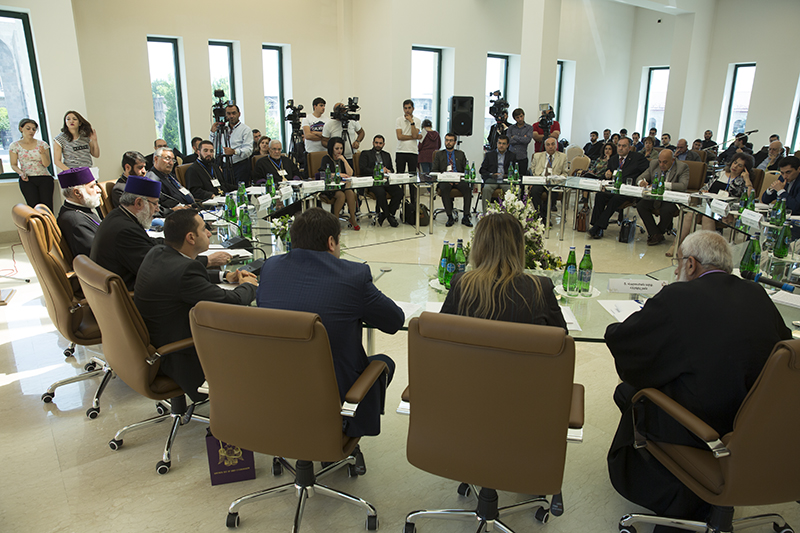 Մայր Աթոռ Սուրբ Էջմիածնում տեղի ունեցաւ «Հայաստանի Հանրապետութիւնը եւ Հայ Եկեղեցու դերակատարութիւնը հայոց պետականութեան կայացման գործում (1918-2018 թթ.)» խորագրով գիտաժողով