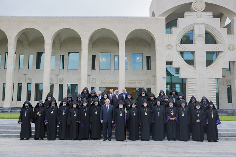 Գերագոյն հոգեւոր խորհուրդը եւ եպիսկոպոսաց դասը հանդիպում ունեցան Հայաստանի Հանրապետութեան նախագահի հետ