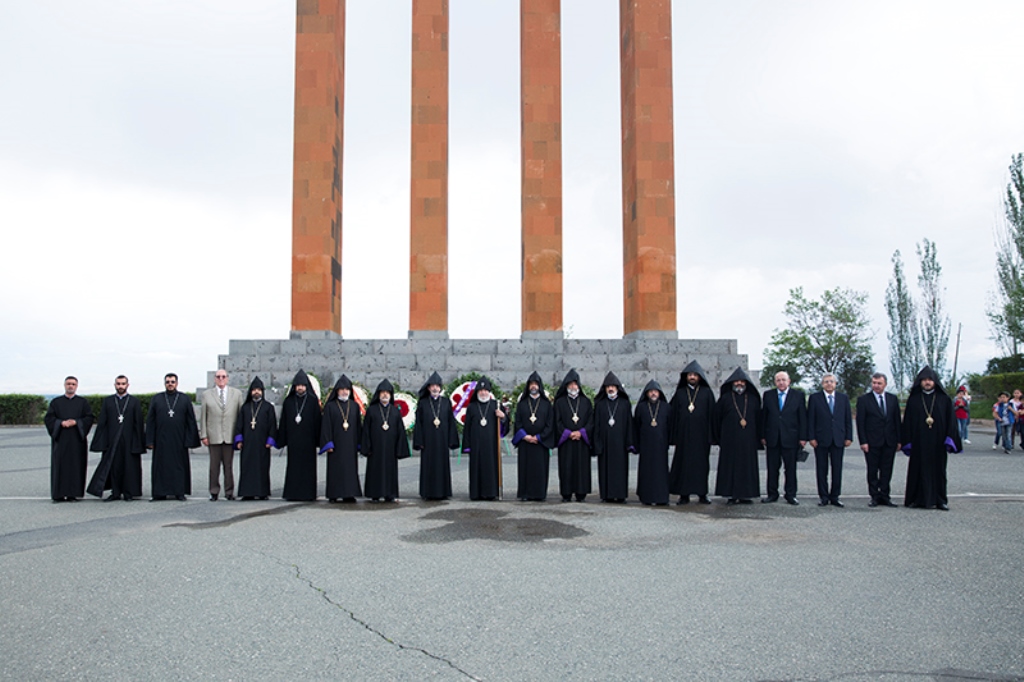 Գերագոյն հոգեւոր խորհրդի անդամներն այցելեցին Սարդարապատի յուշահամալիր