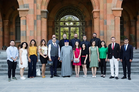 Ամենայն Հայոց Կաթողիկոսը հանդիպեց համահայկական երիտասարդական հաւաքի կազմակերպիչ խմբի հետ