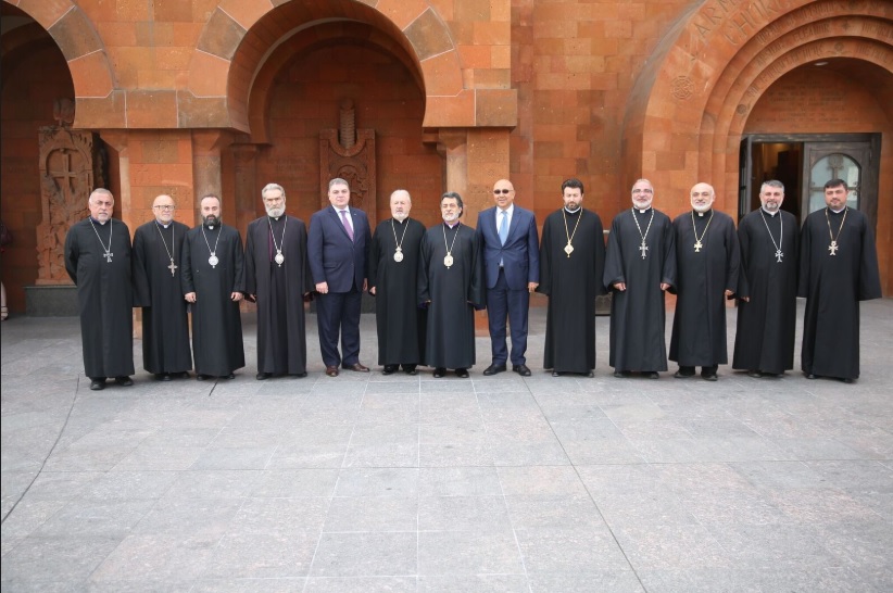 ՄԵԾ ԸՆԴՈՒՆԵԼՈՒԹԻՒՆ ԱՐԵՒՄՏԵԱՆ ԹԵՄԷՆ ՆԵՐՍ՝ Ի ՊԱՏԻՒ ԼՈՍ ԱՆՃԵԼԸՍԻ ՄԷՋ ՀՀ ԳԼԽԱՒՈՐ ՀՒՒՊԱՏՈՍ ՏԻԱՐ ԱՐՄԷՆ ԲԱՅԲՈՒՐԴԵԱՆԻ