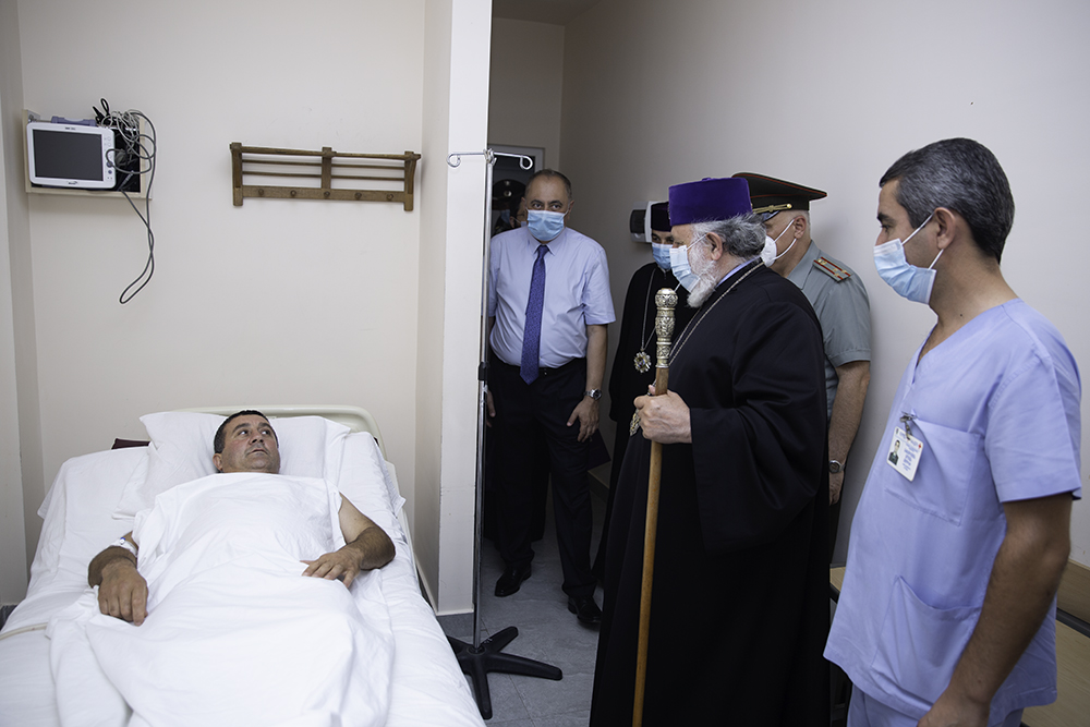 Ամենայն Հայոց Կաթողիկոսն այցելեց ՀՀ ՊՆ Կենտրոնական զինուորական հոսպիտալ