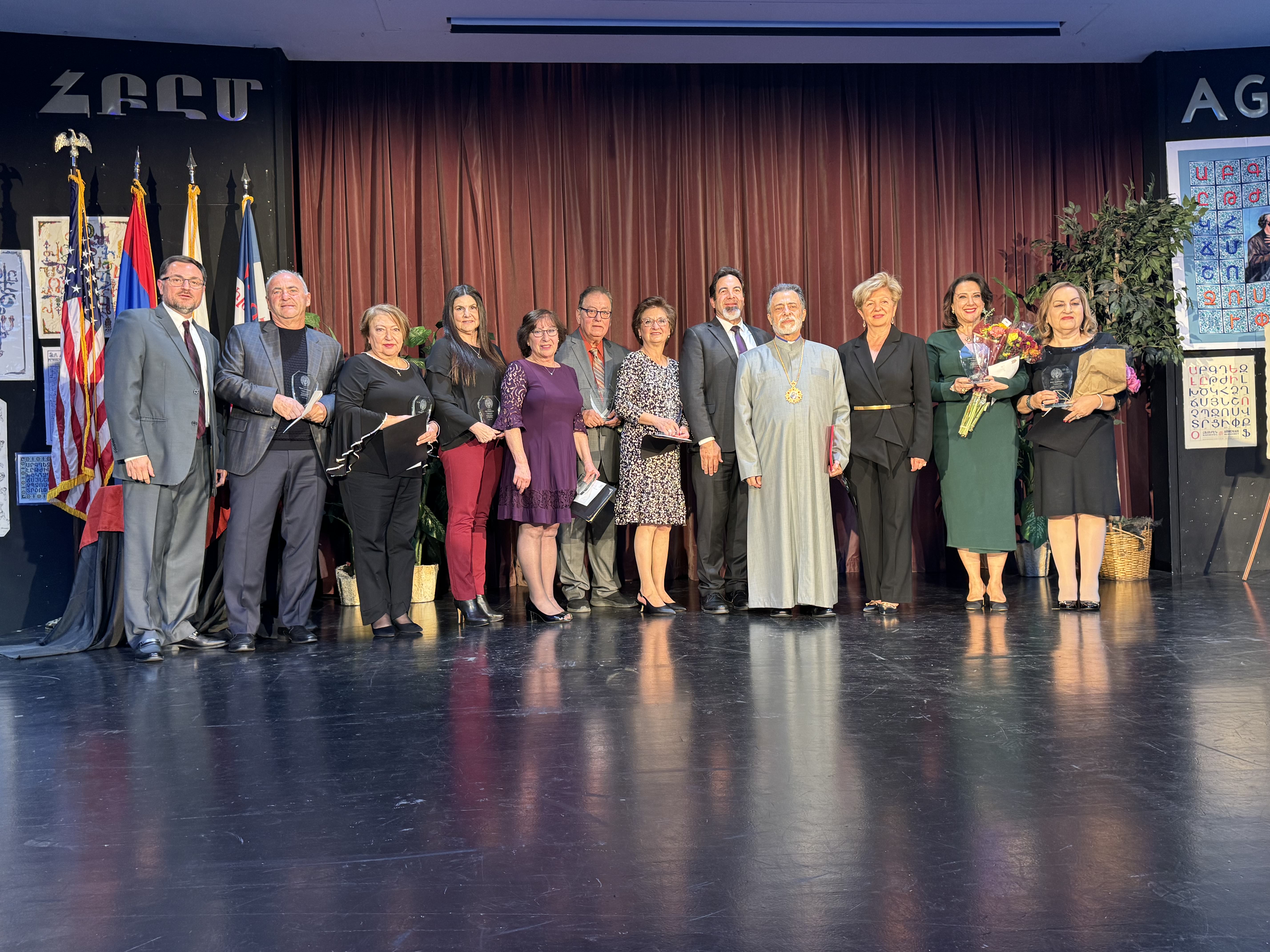 ՀԲԸՄ Մանուկեան-Տեմիրճեան Վարժարան «Ձօն Հայ Ուսուցիչին» ՄԵԾԱՐՈՒՄ՝ 30 ԵՒ ԱՒԵԼԻ ՏԱՐԻՆԵՐՈՒ ՎԱՍՏԱԿԱՇԱՏ ԿՐԹԱԿԱՆ ՄՇԱԿՆԵՐՈՒ